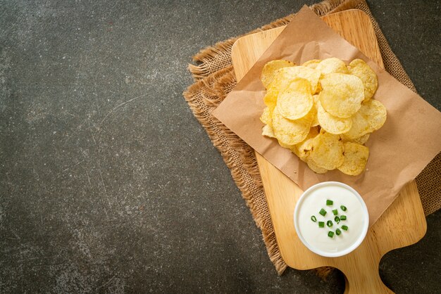 Kartoffelchips mit Sauerrahm-Dip