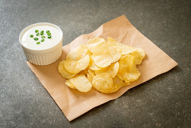 Kartoffelchips mit Sauerrahm-Dip