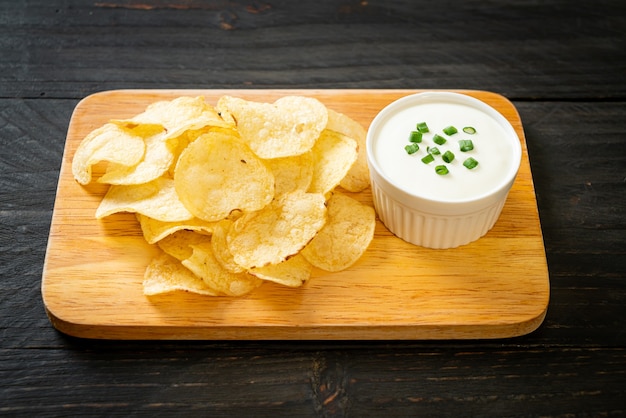 Kartoffelchips mit Sauerrahm-Dip