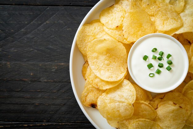 Kartoffelchips mit Sauerrahm-Dip