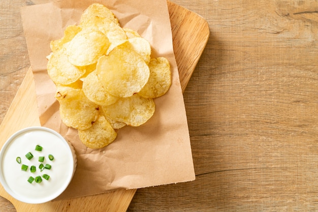 Kartoffelchips mit Sauerrahm-Dip