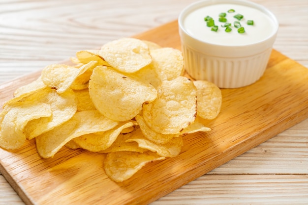 Kartoffelchips mit Sauerrahm-Dip