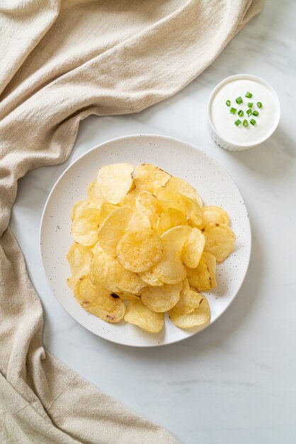 Kartoffelchips mit Sauerrahm-Dip