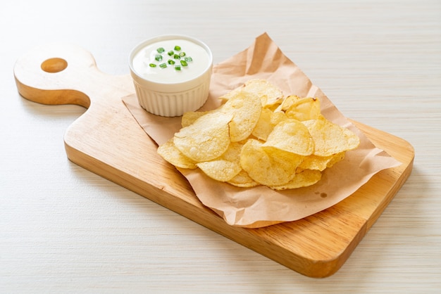 Kartoffelchips mit Sauerrahm-Dip