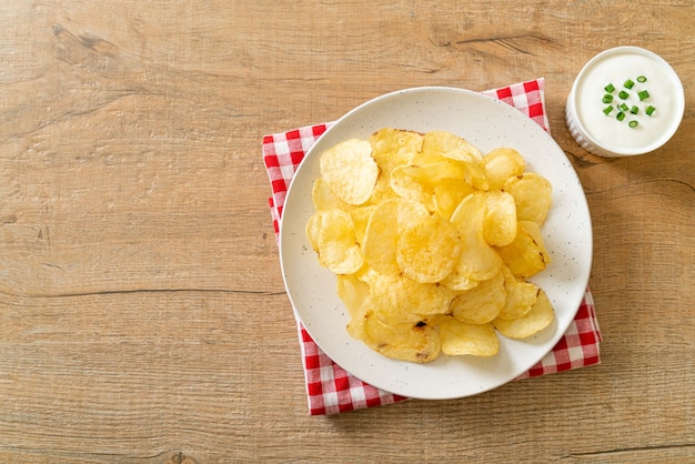 Kartoffelchips mit Sauerrahm-Dip