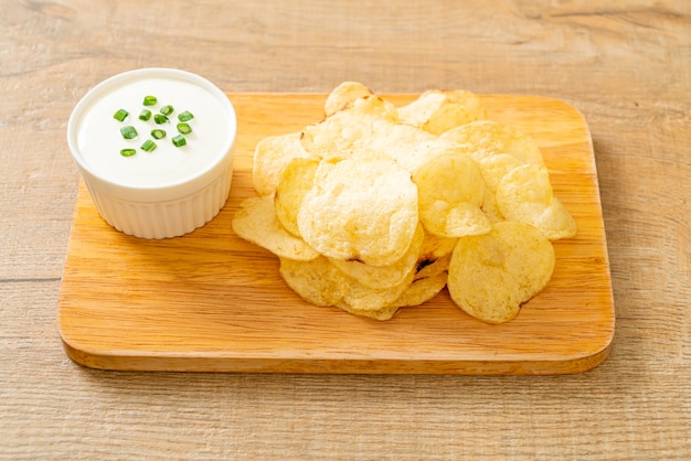 Kartoffelchips mit Sauerrahm-Dip
