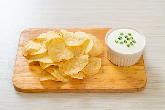 Kartoffelchips mit Sauerrahm-Dip