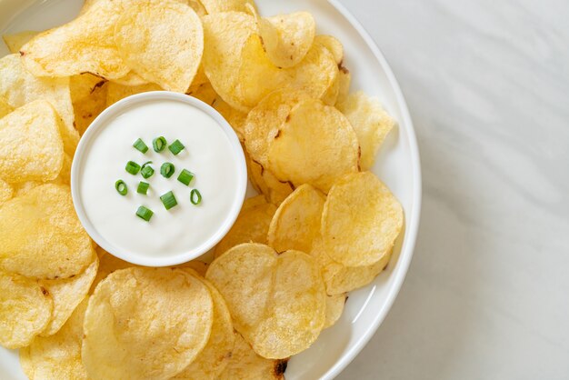 Kartoffelchips mit Sauerrahm-Dip