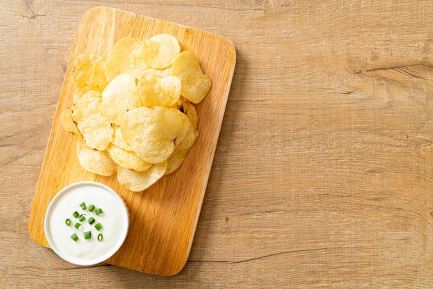 Kartoffelchips mit Sauerrahm-Dip