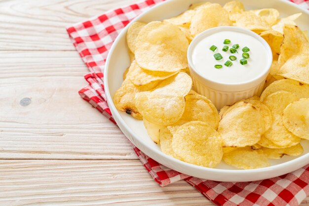 Kartoffelchips mit Sauerrahm-Dip