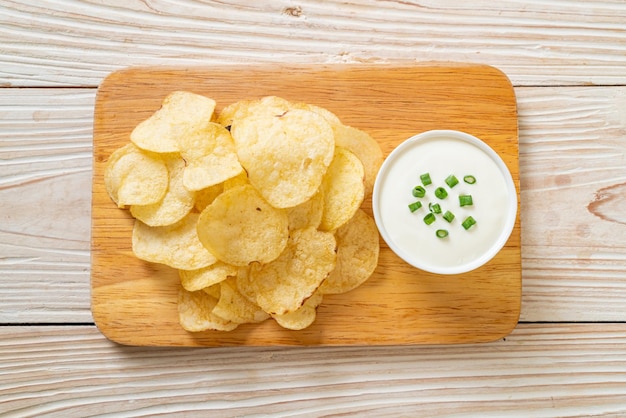 Kartoffelchips mit Sauerrahm-Dip