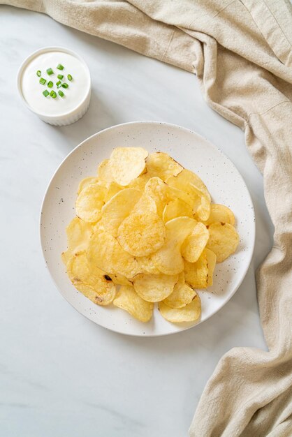 Kartoffelchips mit Sauerrahm-Dip