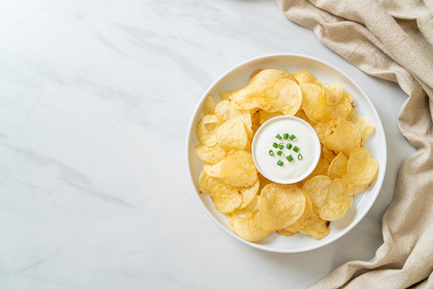 Kartoffelchips mit Sauerrahm-Dip