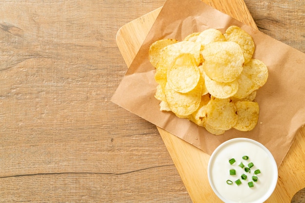 Kartoffelchips mit Sauerrahm-Dip