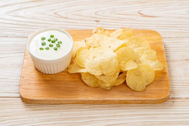 Kartoffelchips mit Sauerrahm-Dip