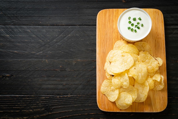 Kartoffelchips mit Sauerrahm