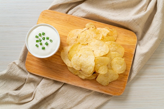 Kartoffelchips mit Sauerrahm