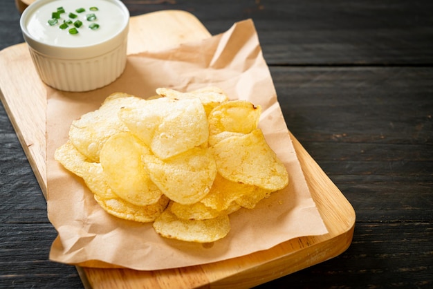 Kartoffelchips mit Sauerrahm