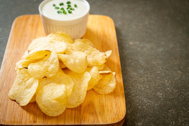 Kartoffelchips mit Sauerrahm