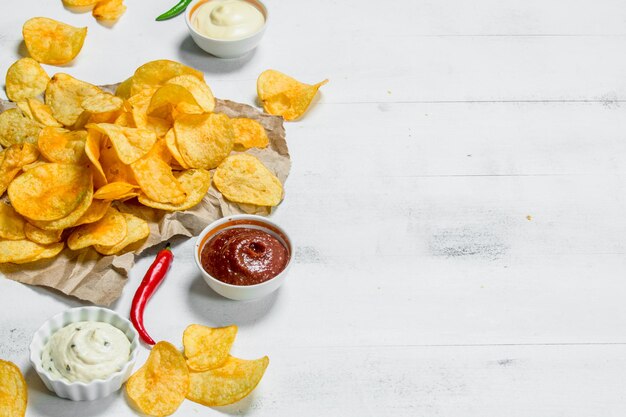 Kartoffelchips mit verschiedenen Saucen