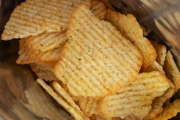 Kartoffelchips mit würzigen in einer offenen Verpackung. Close up Tiefenschärfe.