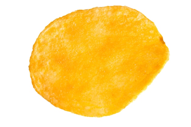 Kartoffelchips Nahaufnahme auf einem isolierten weißen Hintergrund.