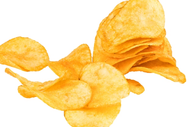 Kartoffelchips Nahaufnahme auf einem isolierten weißen Hintergrund.