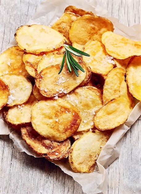 Kartoffelchips-Nahaufnahme auf hölzerner Beschaffenheit