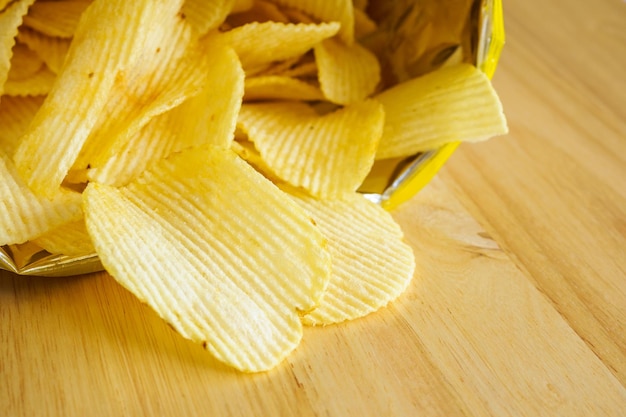 Kartoffelchips öffnen Beutel auf Holztisch