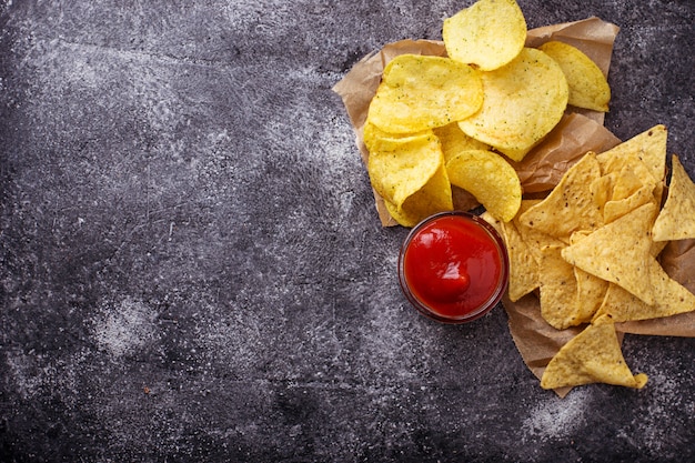 Kartoffelchips und mexikanische Mais-Nachos. Selektiver Fokus