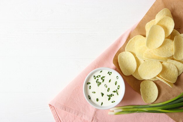 Kartoffelchips und Sauce auf dem Tisch