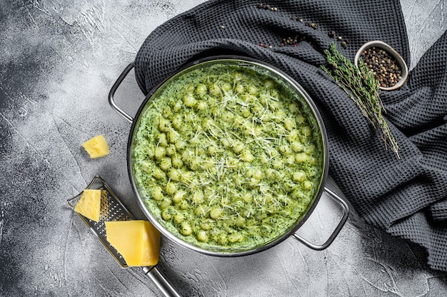 Kartoffelgnocchi mit Pesto, Parmesan und Spinat. Italienische Pasta