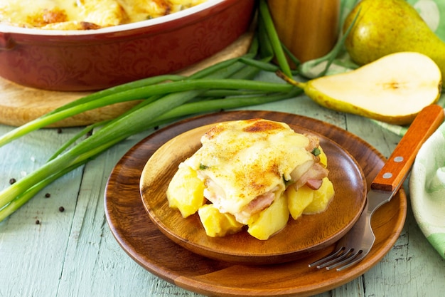 Kartoffelgratin mit Birnen-Raclettekäse und Speck