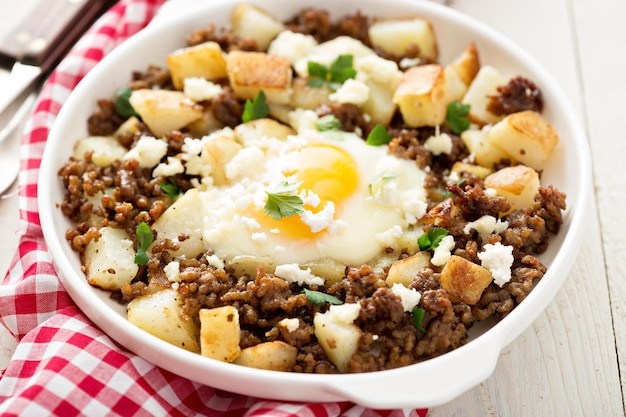 Kartoffelhash mit Wurst und gebratenen Eiern