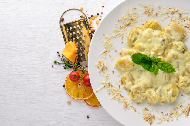 Kartoffelknödel Käse-Sahne-Sauce Draufsicht Freier Platz für Text Auf einem hölzernen Hintergrund