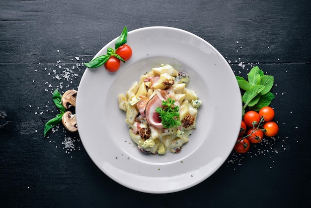 Kartoffelknödel mit Fleisch und Gemüse Auf einem hölzernen Hintergrund Ansicht von oben Freier Platz für Text