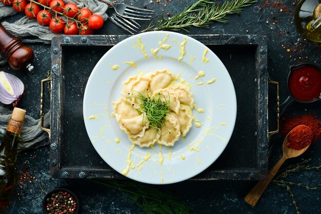 Kartoffelknödel mit Sauerrahm Ukrainische Küche Draufsicht freier Platz für Ihren Text Rustikaler Stil