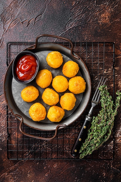 Kartoffelkroketten Kartoffelpüree Bällchen paniert und frittiert Dunkler Hintergrund Ansicht von oben