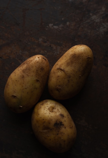 Kartoffeln auf rostigem Metallboden