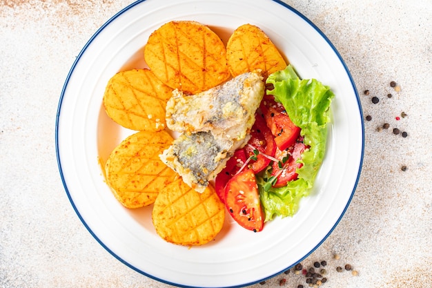 kartoffeln gebratener fisch meeresfrüchte frisch verzehrfertiger mahlzeitsnack auf dem tisch kopieren raum essen hintergrund