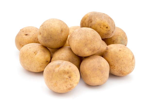 Kartoffeln isoliert auf weißer Oberfläche