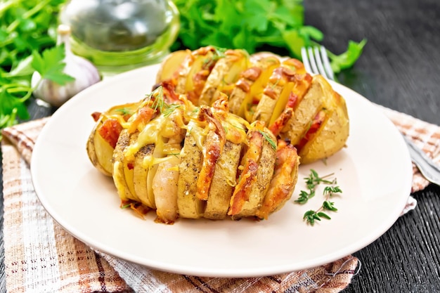 Kartoffeln mit geräuchertem Speck im Teller an Bord