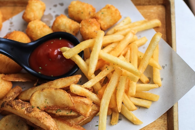 Kartoffeln oder Pommes Frites mit Ketchup auf Holz-Tisch-Hintergrund Hausgemacht, im Ofen geröstet