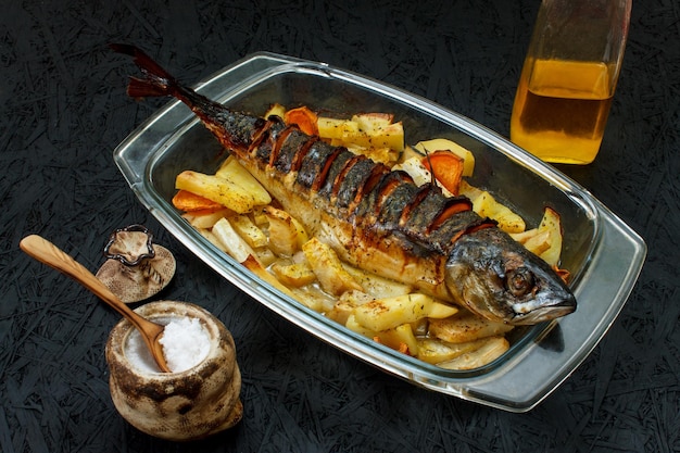 Foto kartoffeln und fisch gebackenes gemüse