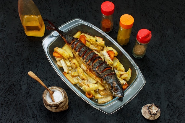 Foto kartoffeln und fisch gebackenes gemüse