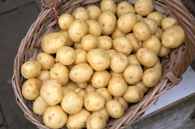Kartoffeln zum Verkauf im Marktstand