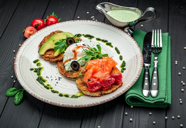 Kartoffelpfannkuchen Hash Brown Hashbrown mit Feta-Käse, gesalzenem Lachs und gehackter Avocado