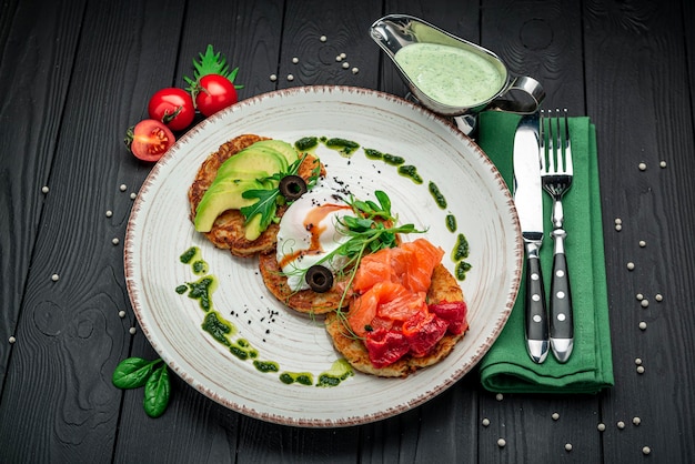 Kartoffelpfannkuchen Hash Brown Hashbrown mit Feta-Käse, gesalzenem Lachs und gehackter Avocado