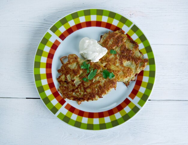 Kartoffelpfannkuchen-Latkes - traditionell von aschkenasischen Juden während des Chanukka-Festes gegessen