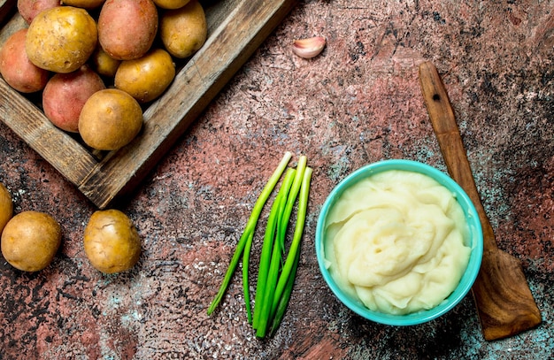 Kartoffelpüree in einer Schüssel mit Frühlingszwiebeln